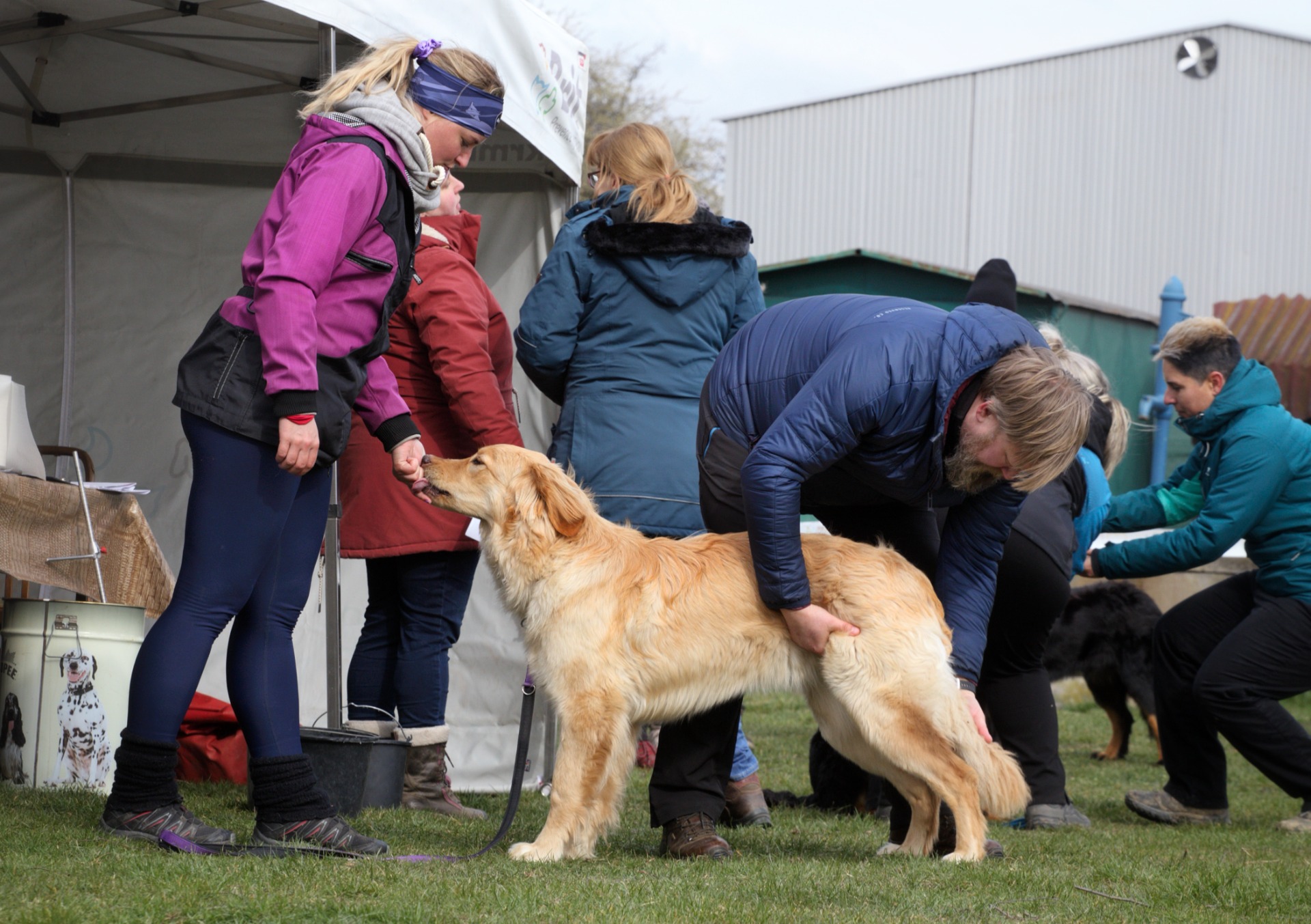 Aurinka se nechala prohmatat v postoji jako profík :)